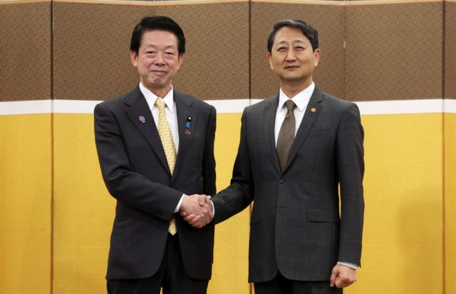 한‧일 경제통상 장관이 올해 양국 국교 정상화 60주년을 맞아 첨단산업, 수소 등 신에너지, 핵심 광물 공급망 등 주요 분야에서의 구체적인 협력 성과 도출을 위해 노력해 나갈 것을 30일 합의했다. 사진은 안덕근(오른쪽) 산업통상자원부 장관과 무토 요지 일본 경제산업상이 30일 오전 서울 중구 대한상공회의소에서 열린 한·일 산업통상장관회의에 앞서 기념촬영하는 모습. /사진=뉴시스