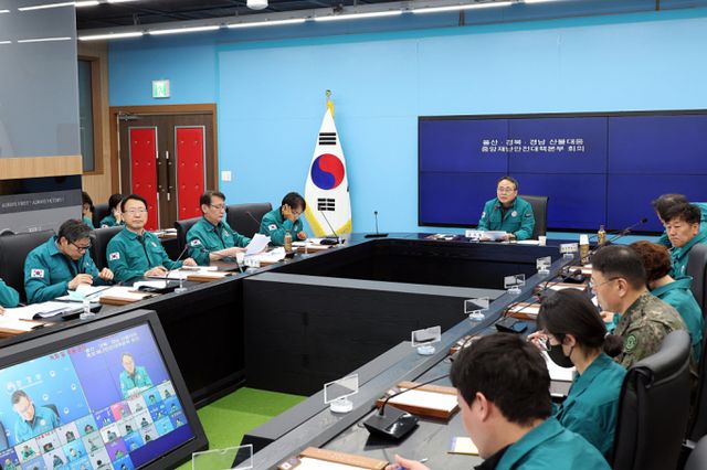 고기동 중앙재난안전대책본부장(행정안전부 장관 직무대행)이 30일 오후 경북도청에서 열린 울산-경북-경남지역 산불대응 중앙재난안전대책본부 회의에서 발언을 하고 있다./사진=행정안전부 제공 /사진=