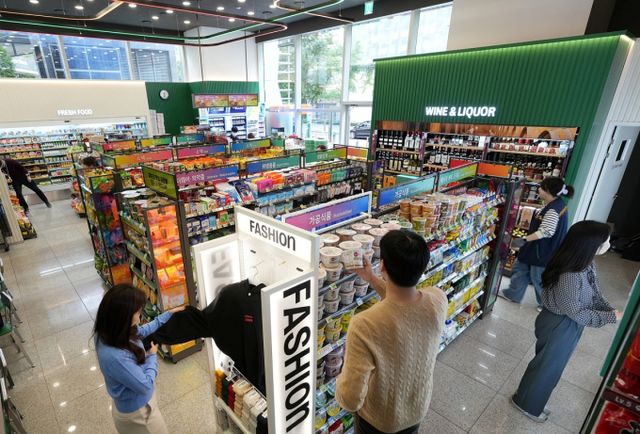 코리아세븐이 지난해 실질 매출 5조3277억원, 영업손실 780억원을 기록했다. 올해 턴어라운드를 목표로 차세대 가맹모델 뉴웨이브 확대 등 주요 콘텐츠를 강화할 예정이다. 사진은 세븐일레븐 뉴웨이브 오리진(New Wave Origin)점. /사진=코리아세븐