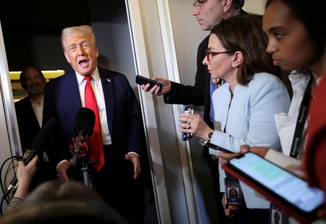 도널드 트럼프 미국 대통령이 다음달 2일 발표 예정인 상호관세 대상에 대해 일부 국가가 아닌 모든 국가가 될 것이라고 밝혔다. 사진은 트럼프 대통령이 지난 30일(현지시각) 미국 워싱턴D.C로 돌아가는 전용기에서 기자들과 대화하는 모습. /사진=로이터 