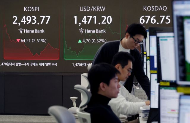  공매도 재개 첫날인 31일 서울 중구 하나은행 딜링룸. /사진=뉴시스
