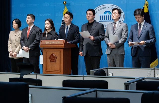 국회 연금특별위원회 소속 의원들이 민간 자문위원에 2030세대가 과반으로 구성돼야 한다고 주장했다. 사진은 전용기 더불어민주당 의원을 비롯한 여야 의원들이 23일 오전 서울 여의도 국회 소통관에서 연금개혁에 청년세대 목소리를 포함하라는 긴급 기자회견을 하고 있다. /사진=뉴스1