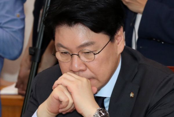 장제원 전 국민의힘 의원을 성폭력 혐의로 고소한 전 비서가 동영상 등 증거 자료를 수사기관에 제출했다. 사진은 2019년9월25일 서울 여의도 국회에서 열린 법제사법위원회 전체회의에 참석한 장 전 의원의 모습. /사진=머니투데이