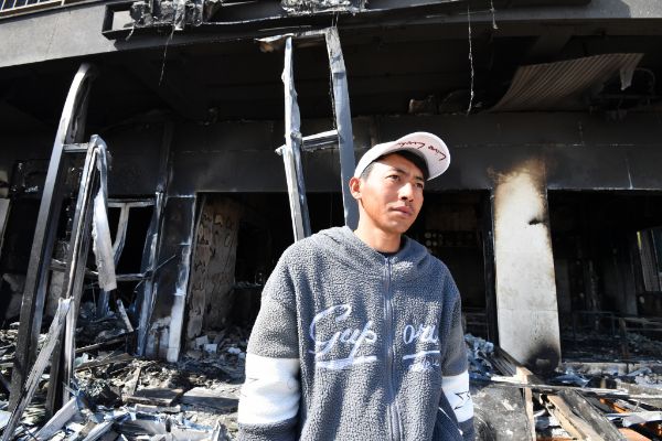 경북 영덕군 한 마을에 산불이 덮치자 인도네시아 국적의 수기안토씨(31)가 주민 수십명을 구조했다. 사진은 인도네시아 국적의 수기안토씨가 경북 영덕군 축산면 경정3리에서 당시 구조 상황을 설명하는 모습. /사진=뉴스1