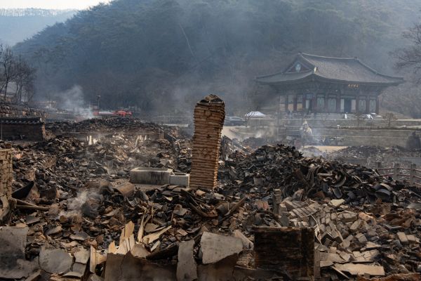 경북 의성군 고운사를 지키려던 소방관들이 동료들에게 극적으로 구조된 사실이 뒤늦게 전해졌다. 사진은 지난 27일 산불로 국가지정 문화유산 보물로 지정된 고운사 가운루와 연수전 등이 전소된 모습. /사진=뉴스1