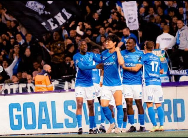 KRC헹크에서 활약 중인 오현규가 시즌 11·12호 득점에 성공했다. 사진은 31일(한국시각) 벨기에 헹크 체세카 아레나에서 열린 KRA헌트와 KAA헨트와의 2024-25시즌 퍼스트 디비전A 라운드1 챔피언십 경기에 교체 투입돼 득점에 성공한 오현규가 동료들의 축하를 받고 있는 모습 /사진=오현규 인스타그램 캡처