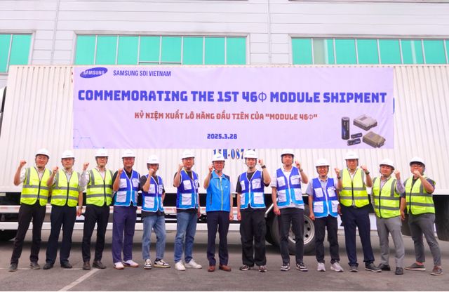 삼성SDI 임직원들이 28일 베트남 법인에서 진행된 46파이 배터리 모듈 출하식에서 기념사진을 촬영하고 있다. /사진=삼성SDI