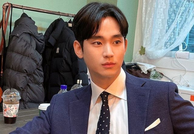 사망한 배우 설리 친오빠가 긴급 기자회견에 나서는 배우 김수현을 저격했다. /사진=김수현 인스타그램