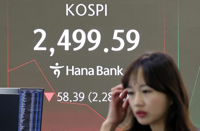 모든 상장 종목의 공매도가 전면 재개된 31일 오전 서울 중구 하나은행 본점 딜링룸 전광판에 코스피와 원·달러 환율 개장 시황이 표시되고 있다./사진=뉴스1