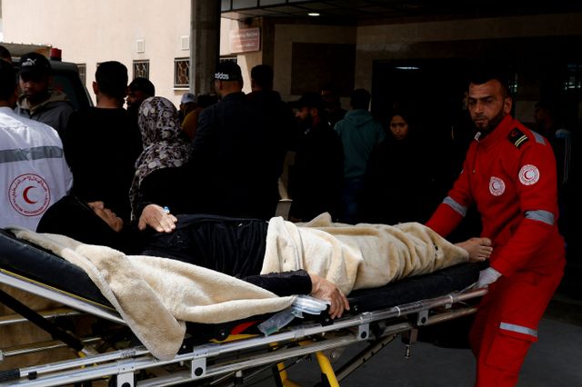 국제적십자사·적신월사 협회 연맹(IFRC)이 실종된 팔레스타인 적신월사(PRCS)소속의 구조대원 9명 중 8명이 살해 당한 채 발견됐다고 알렸다. 사진은 지난 29일(현지시각) 이스라엘 공습으로 부상을 입은 팔레스타인 여성이 병원으로 이송되는 모습. /사진=로이터