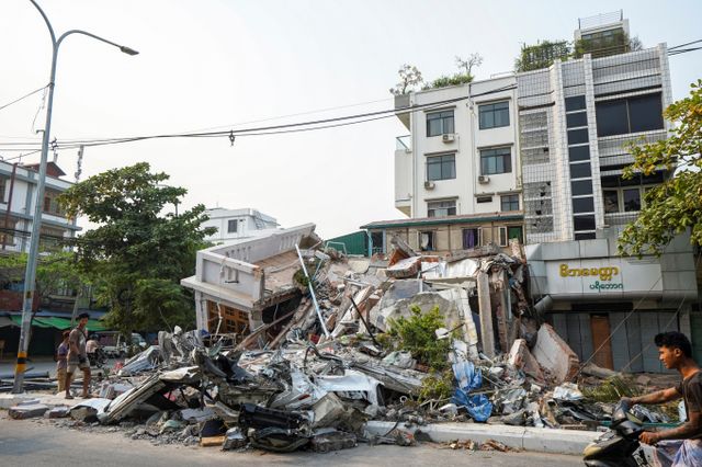 외교부가 강진 피해를 입은 미얀마의 수도 네피도에 영사를 파견한다고 전했다. 사진은 지난 30일(현지시각) 미얀마 만달레이 한 주택이 지진으로 무너진 모습. /사진=로이터