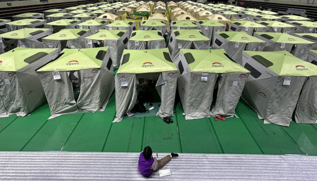 전국에서 발생한 11건의 중대형 산불이 모두 진화됐다. 사진은 지난 30일 경북 안동시 안동체육관에 마련된 산불 대피소에서 이재민들이 휴식을 취하는 모습. /사진=뉴시스