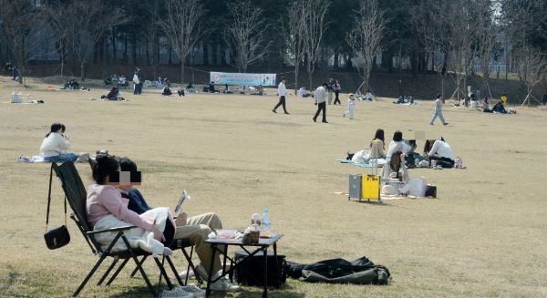 전국이 맑은 가운데 메마른 날씨가 이어질 전망이다. 사진은 완연한 봄 날씨가 이어진 지난달 22일 전북 전주시 전주세병공원을 찾은 시민들이 피크닉을 즐기고 있는 모습. /사진=뉴시스