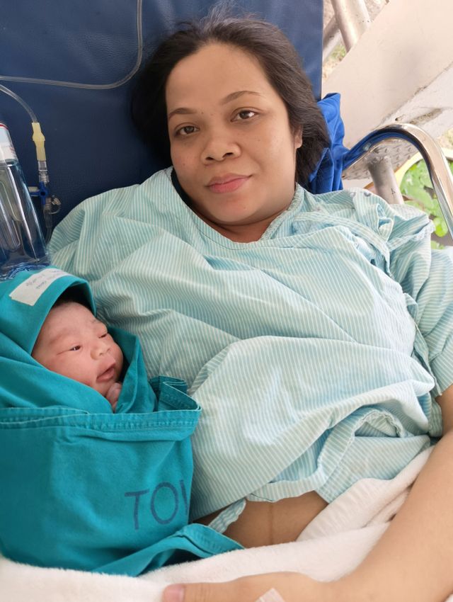 미얀마 지진 사태가 일어난 날 태국 한 여성이 딸을 출산했다. 사진은 지난 28일(현지시각) 지진 속에서 딸을 출산한 태국 여성 칸통 샌무앙신(오른쪽)의 모습. /사진=로이터