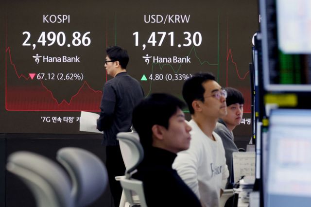 공매도 재개 첫날 국내 증시가 하락세다. 사진은 31일 서울 중구 하나은행 딜링룸에서 딜러들이 업무를 보는 모습. /사진=뉴시스