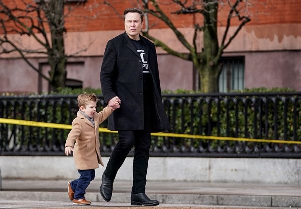 일론 머스크가 한국의 저출산 문제를 또 다시 언급했다. 사진은 일론 머스크가 아들과 함께 미국 워싱턴 DC 블레어 하우스 인근을 걷는 모습. /사진=로이터