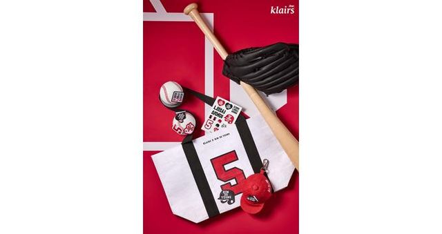 위시컴퍼니 디어,클레어스가 앰배서더인 야구선수 김도영 굿즈를 선보이고 올리브영 온라인몰 프로모션에 참여한다. /사진=위시컴퍼니