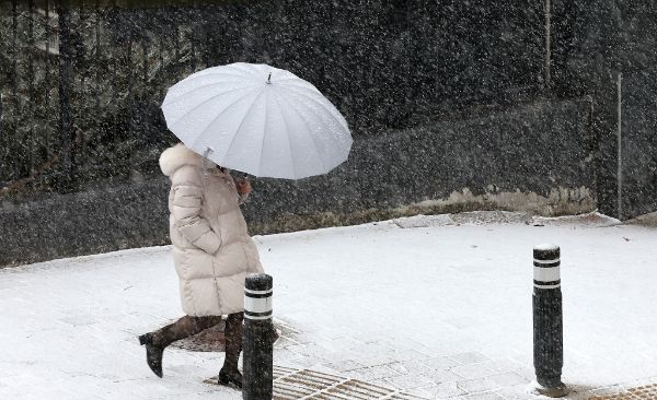 전국에 많은 눈이 내리면서 개학이 연기되거나 안전사고가 잇따르고 있다. 사진은 4일 서울 마포구 아현역 인근에서 우산을 쓴 시민이 눈을 맞으며 이동하고 있는 모습. /사진=뉴스1