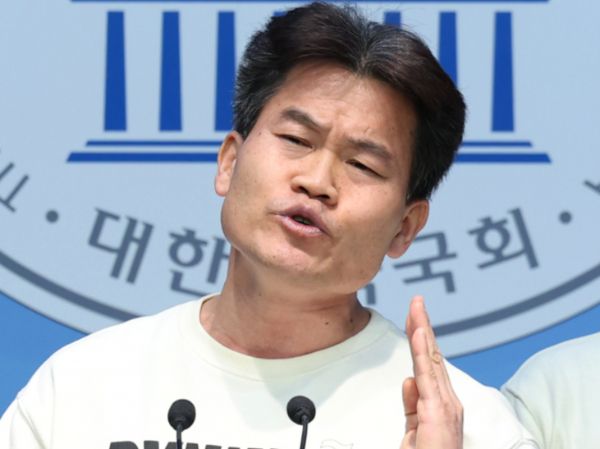 전한길씨는 윤석열 대통령이 비상계엄을 선포할 수밖에 없었다는 것이 진실이라고 목소리를 높였다. 사진은 전한길씨가 지난달 26일 오후 서울 여의도 국회 소통관에서 자유민주시민회의와 대한민국바로세우기운동본부, 세이브코리아 주최로 열린 기자회견에 참석해 헌법재판소의 윤석열 대통령 탄핵 각하를 촉구하고 있는 모습. /사진=뉴스1