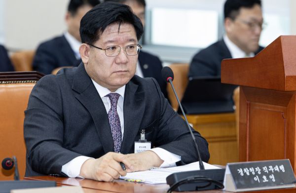 이호영 경찰청장 직무대행이 윤석열 대통령 탄핵 심판 선고일에 경찰력을 총동원하겠다는 계획을 전했다. 사진은 이호영 경찰청장 직무대행이 국회에서 열린 윤석열 정부의 비상계엄 선포를 통한 내란 혐의 진상규명 국정조사 제5차 청문회에 참석한 모습. /사진=뉴스1