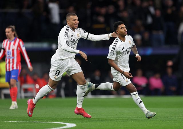 레알 마드리드가 아틀레티코 마드리드를 2-1로 꺾고 유럽축구연맹 챔피언스리그 8강 진출에 한 발 앞서갔다. 사진은 5일(한국시각) 스페인 마드리드 산티아고 베르나베우에서 열린 '2024-25시즌 유럽축구연맹(UEFA) 챔피언스리그 16강 1차전 레알 마드리드와 아틀레티코 마드리드의 경기에서 선제골을 터트린 호드리구와 축하해주는 킬리안 음바페(왼쪽)의 모습. /사진=로이터