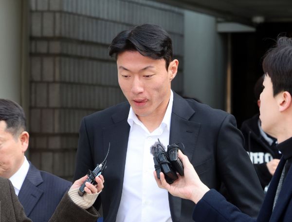 축구선수 황의조의 불법 촬영 피해자가 2차 가해로 인한 고통을 호소했다. 사진은 축구선수 황의조가 14일 오후 서울 서초구 서울중앙지방법원에서 열린 불법촬영 등 혐의 1심 선고 공판을 마치고 이동하는 모습. /사진=뉴시스