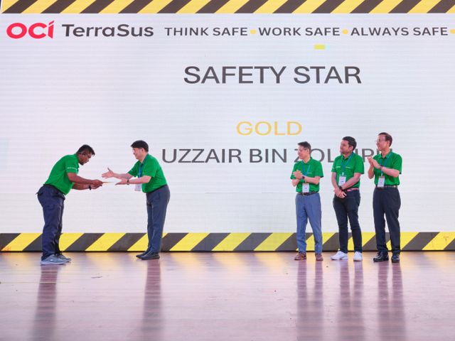 지난 2월20일 말레이시아 사라왁주 빈툴루 생산기지에서 열린 안전의 날 행사에서 이우현 회장이 모범직원 시상을 하고 있다. / 사진=OCI홀딩스