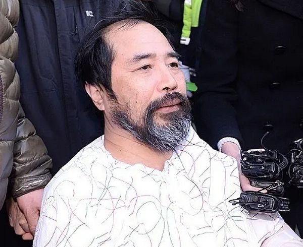 사진은 마크 리퍼트 주한미국대사를 흉기로 공격한 김기종씨가 2015년 3월14일 오전 서울 송파구 경찰병원에서 퇴원하며 경찰 호송차량으로 향하고 있는 모습. /사진=뉴시스