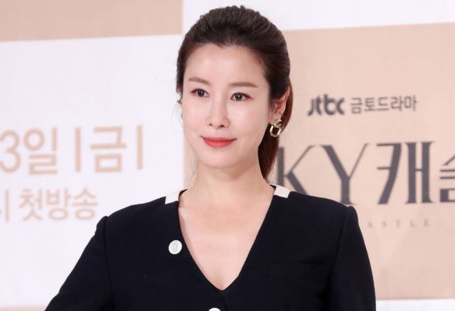 배우 이태란의 울컥한 모습을 본 탁재훈이 불화설을 점화해 웃음을 자아냈다. 사진은 지난 2022년 서울 영등포구 아모리스 타임스퀘어점에서 JTBC 새 금토드라마 'SKY 캐슬' 제작발표회에 참석한 배우 이태란. /사진=머니투데이