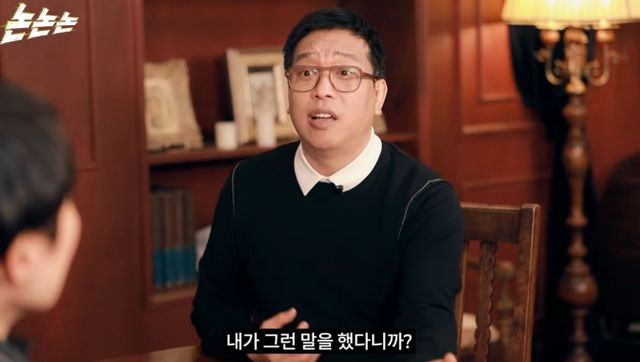 불법도박 파문을 일으켰던 야구선수 출신 방송인 강병규가 음주 뺑소니 혐의로 재판을 받는 트로트 가수 김호중과 술자리 일화를 공개했다. /사진='채널고정해' 유튜브 캡처