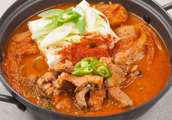 김치찌개를 주문한 손님이 고기가 들어 있어 찌개는 안먹었다며 밥값을 반만 내겠다고 고집을 부렸다는 사연이 전해졌다. 사진은 기사의 이해를 돕기 위한 김치찌개 사진. /사진=이미지투데이