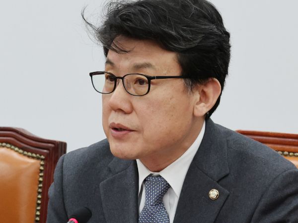 더불어민주당이 4·2 재보궐선거와 조기 대선을 동시에 치러지면 절감되는 세금만 367억원에 달한다고 목소리를 높였다. 사진은 진성준 더불어민주당 정책위의장이 4일 오전 서울 여의도 국회에서 열린 원내대책회의에서 발언하고 있는 모습. /사진=뉴시스