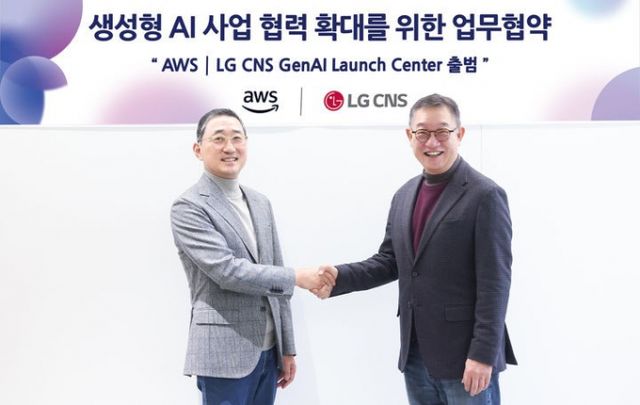 LG CNS가 아마존웹서비스(AWS)와 클라우드 기반 생성형 인공지능(AI) 서비스 대중화에 나선다. 사진은 함기호 AWS코리아 대표(왼쪽)와 현신균 LG CNS 대표가 'AWS-LG CNS 생성형 AI 론치 센터' 출범식에서 생성형 AI 시업 협력 확대를 위한 업무협약을 맺는 모습. /사진=LG CNS 제공