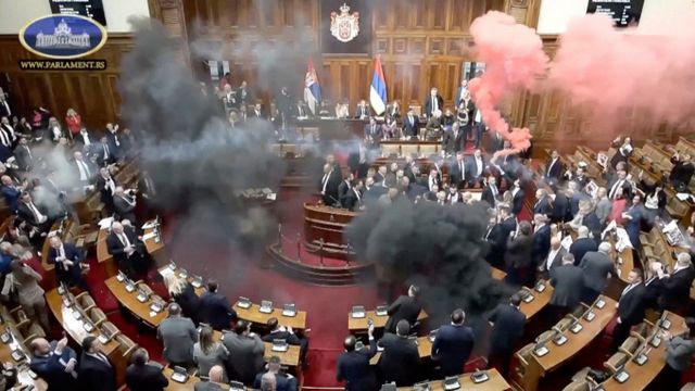 세르비아 의회에 연막탄과 플레어가 투척되는 사건이 벌어졌다. 사진은 지난 4일(현지시각) 세르비아 의회에서 연막탄이 발사된 모습. /사진=로이터