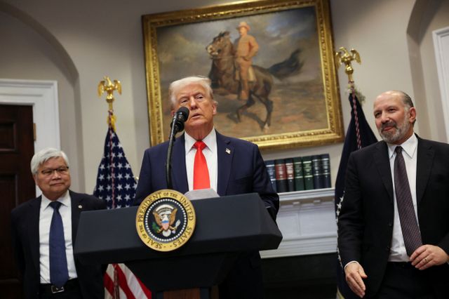 도널드 트럼프 미국 대통령이 3일(현지시간) 미국 워싱턴 D.C. 백악관 루즈벨트룸에서 저자웨이 TSMC 회장 겸 CEO와 함께 TSMC의 투자에 대해 발표하고 있다. / 사진=로이터