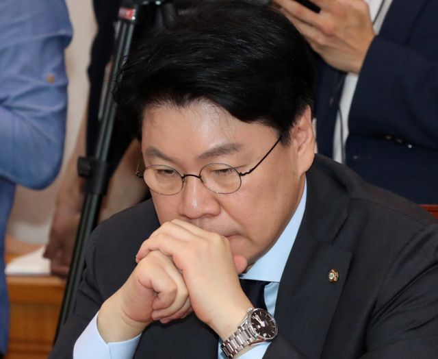 &nbsp;장제원 전 의원이 성폭행 관련 혐의로 경찰 수사를 받고 있다는 보도에 대해 장 전 의원이 "제보자의 주장은 사실이 아니다"라고 부인했다.사진은 지난 2019년 9월 서울 여의도 국회에서 열린 법제사법위원회 전체회의에서 생각에 잠겨 있는 장 전 의원. /사진=머니투데이