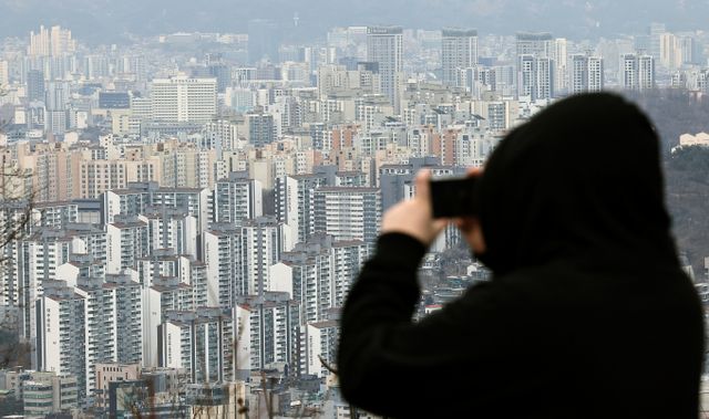 인플레이션(물가 상승)에 대한 경험이 강할수록 주택을 구입하고자 하는 경향이 커진다는 분석이 나왔다. 특히 인플레이션과 주택 수요와의 상관관계는 젊은 연령층일수록 높게 나타났다. 사진은 서울 남산을 오르던 시민이 멈춰 도심을 찍고 있다./사진=뉴스1