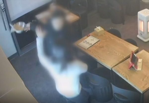 경찰이 실내에서 전자담배를 피우지 못하게 했다는 이유로 주점 점주에게 끓는 냄비를 던지는 등 폭행한 남성을 추적 중이다. 사진은 A씨가 B씨를 향해 끓는 냄비를 던지는 모습. /사진=JTBC 보도 캡처