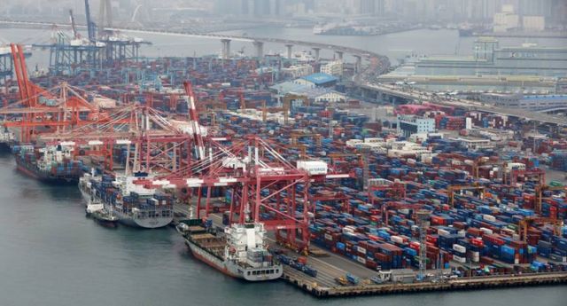 지난해 우리나라 1인당 국민총소득(GNI)이 4995만5000원으로 1년 전과 비교해 5.7% 증가했다. 사진은 부산항 감만부두 야적장에 컨테이너가 가득 쌓여 있다./사진=뉴스1