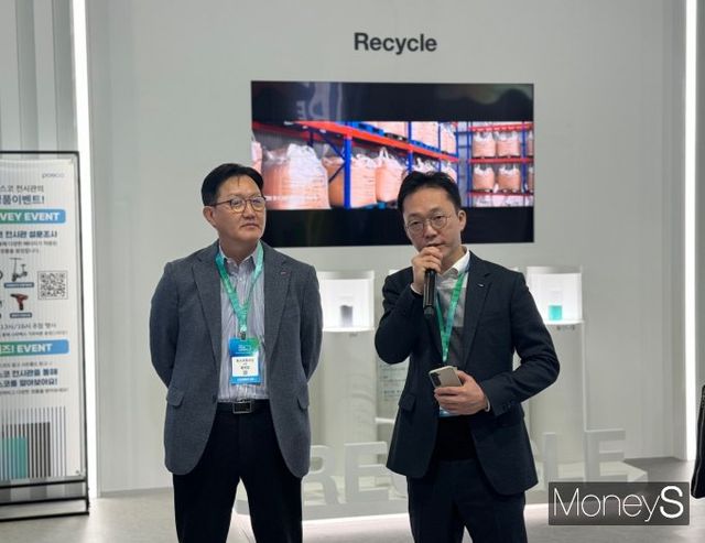 홍영준 포스코퓨처엠 소장(왼쪽)은 5일 서울 강남구 코엑스에서 열린 인터배터리 2025에서 포스코퓨처엠의 미래전략을 소개했다. /사진=정연 기자