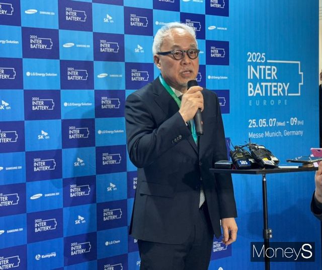 최주선 삼성SDI 사장이 5일 서울 강남구 코엑스에서 개막한 '인터배터리 2025'에서 취재진의 질문에 답변하고 있다. / 사진=머니S 정연 기자