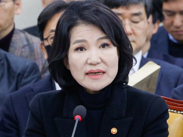 국회 과학기술정보방송통신위원회에서 이진숙 방송통신위원장의 탄핵소추 기간 월급 수령이 도마에 올랐다. 사진은 이진숙 방송통신위원회 위원장이 5일 서울 여의도 국회에서 열린 제423회 국회(임시회) 제1차 과학기술정보방송통신위원회 전체회의에 출석해 현안 질의에 답하는 모습. /사진=뉴스1