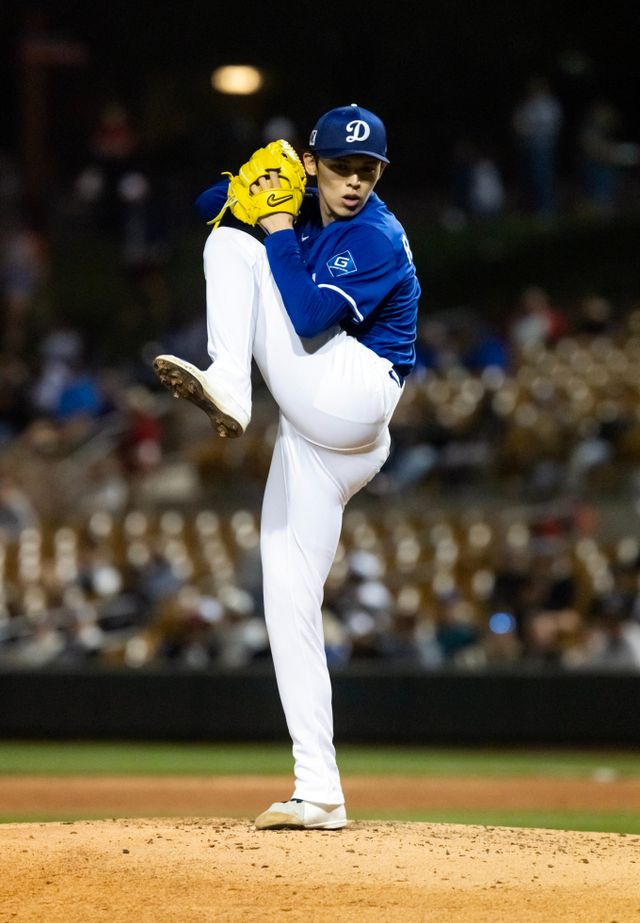 개막전 시리즈 등판이 예정돼 있는 사사키 로키가 3이닝 무실점을 기록하며 완벽한 투구를 선보였다. 사진은 5일(한국시각) 미국 애리조나주 글렌데일 캐멀랜치에서 열린 LA다저스와 신시내티 레즈의 경기에 구원등판했던 사사키 로키의 모습. /사진=로이터