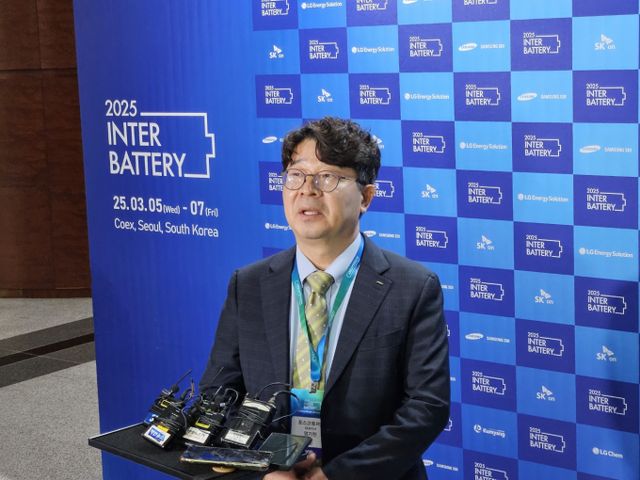 엄기천 포스코퓨처엠 대표이사가 5일 개막한 인터배터리 2025에 참석해 기자들의 질문에 답하고 있다. /사진=공동취재단