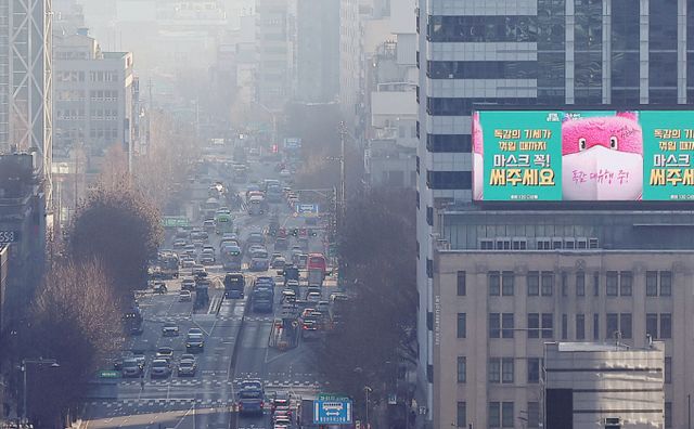 6일 전국이 대체로 많고 일부 지역에 눈 혹은 비 소식이 예보됐다. 사진은 지난 1월24일 서울 중구의 풍경. /사진=뉴스1