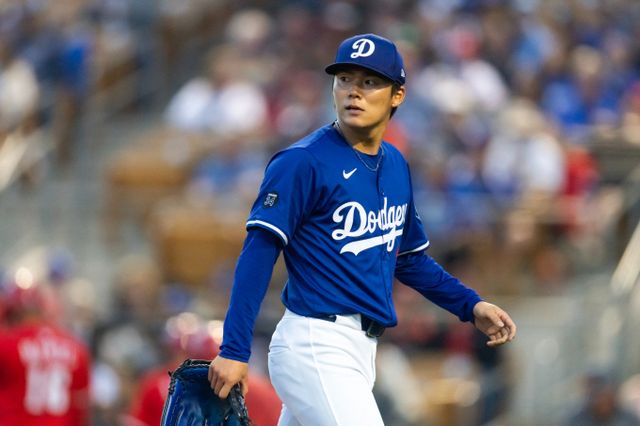 개막전 선발등판이 예정돼 있는 야마모토 요시노부가 4이닝 2실점을 기록하며 무난한 투구를 선보였다. 사진은 5일(한국시각) 미국 애리조나주 글렌데일 캐멀랜치에서 열린 LA다저스와 신시내티 레즈의 경기에 선발등판했던 야마모토 요시노부의 모습. /사진=로이터