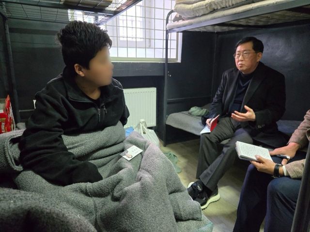 미국 국방부가 북한이 러시아에 추가 파병을 했다고 전했다. 사진은 유용원 국민의힘 의원(오른쪽)이 지난달 25일 우크라이나에서 북한군 포로 2명을 면담한 모습. /사진=뉴스1(유용원 의원실 제공)