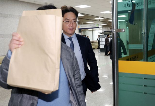 업무상 횡령 및 배임 혐의를 받는 박현종 전 bhc 회장이 5일 오전 서초구 서울중앙지방법원에서 열린 구속 전 피의자 심문(영장실질심사)에 출석하고 있다. /사진=뉴스1