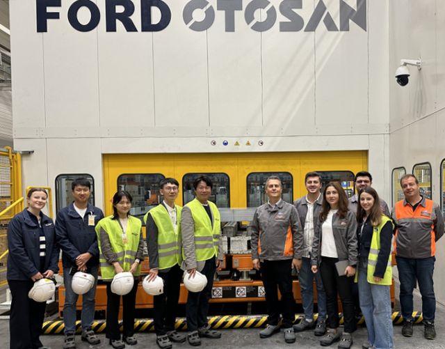 현대제철-포드 오토산 직원들이 프레스 테스트를 마친 후 기념 촬영하고 있다. /사진=현대제철