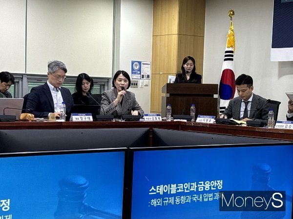 김효봉 태평양 변호사가 발언하는 모습. 왼쪽부터 정구태 인피닛블록 대표, 김 변호사, 서병윤 DSRV 미래금융연구소 소장. /사진=머니S 이예빈 기자